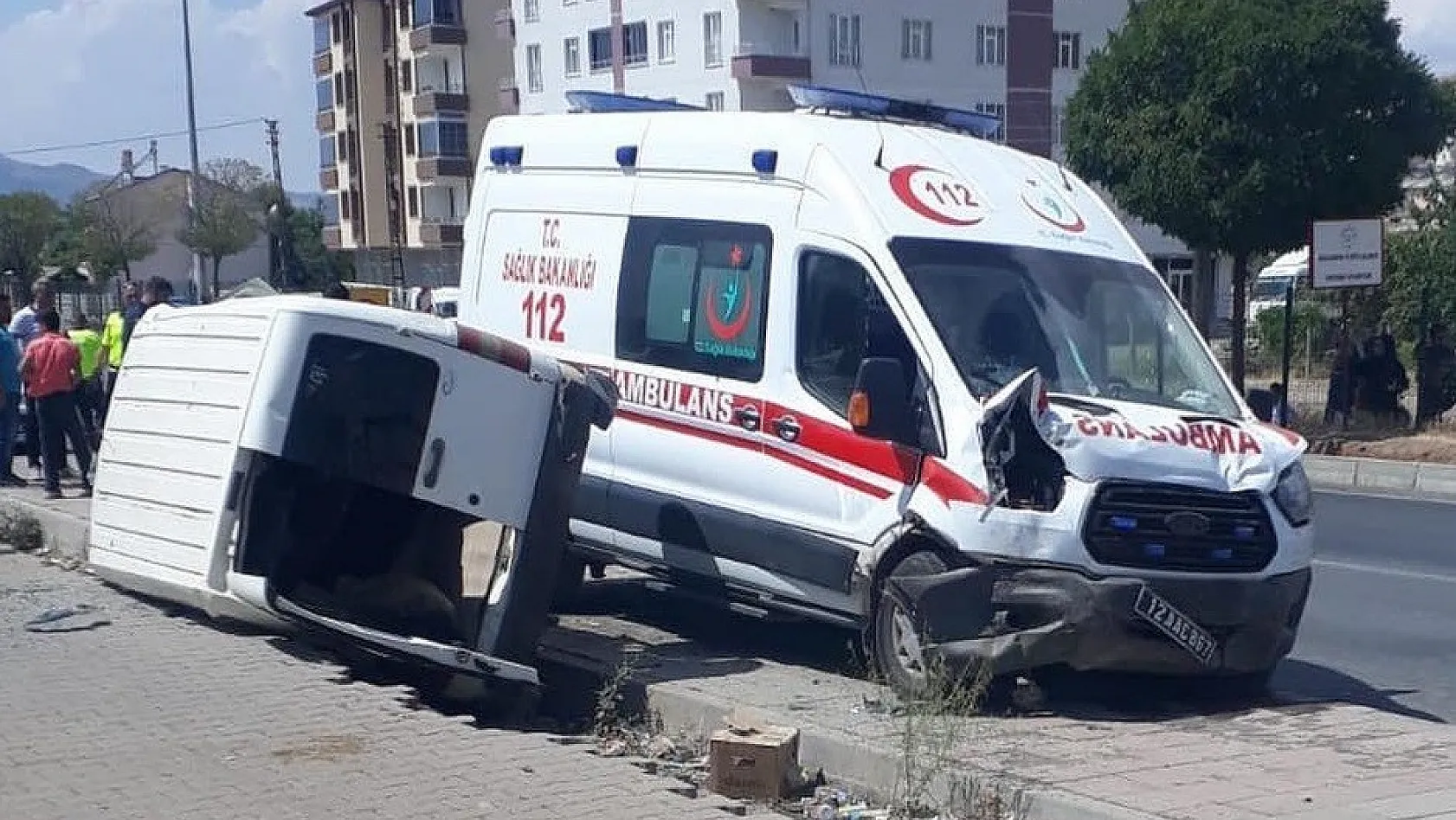 Ambulans ile Hafif Ticari Araç Çarpıştı ! 6 Yaralı