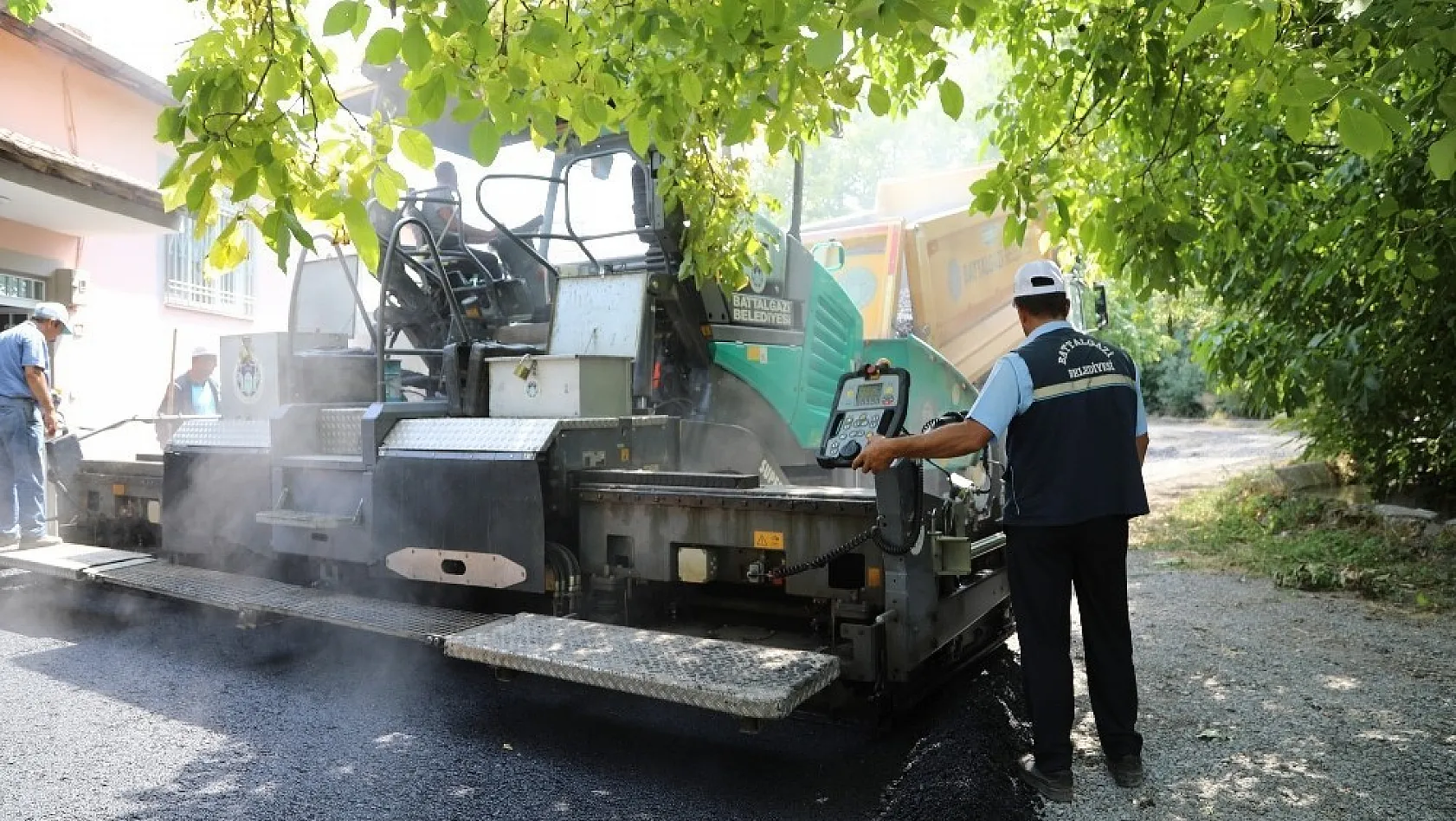 Battalgazi Belediyesi sıcak asfalt çalışmalarını sürdürüyor 