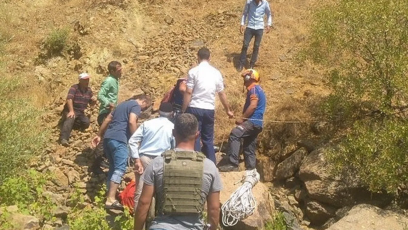 Kayalıklarda mahsur kalan şahıs, ekipler tarafından kurtarıldı 