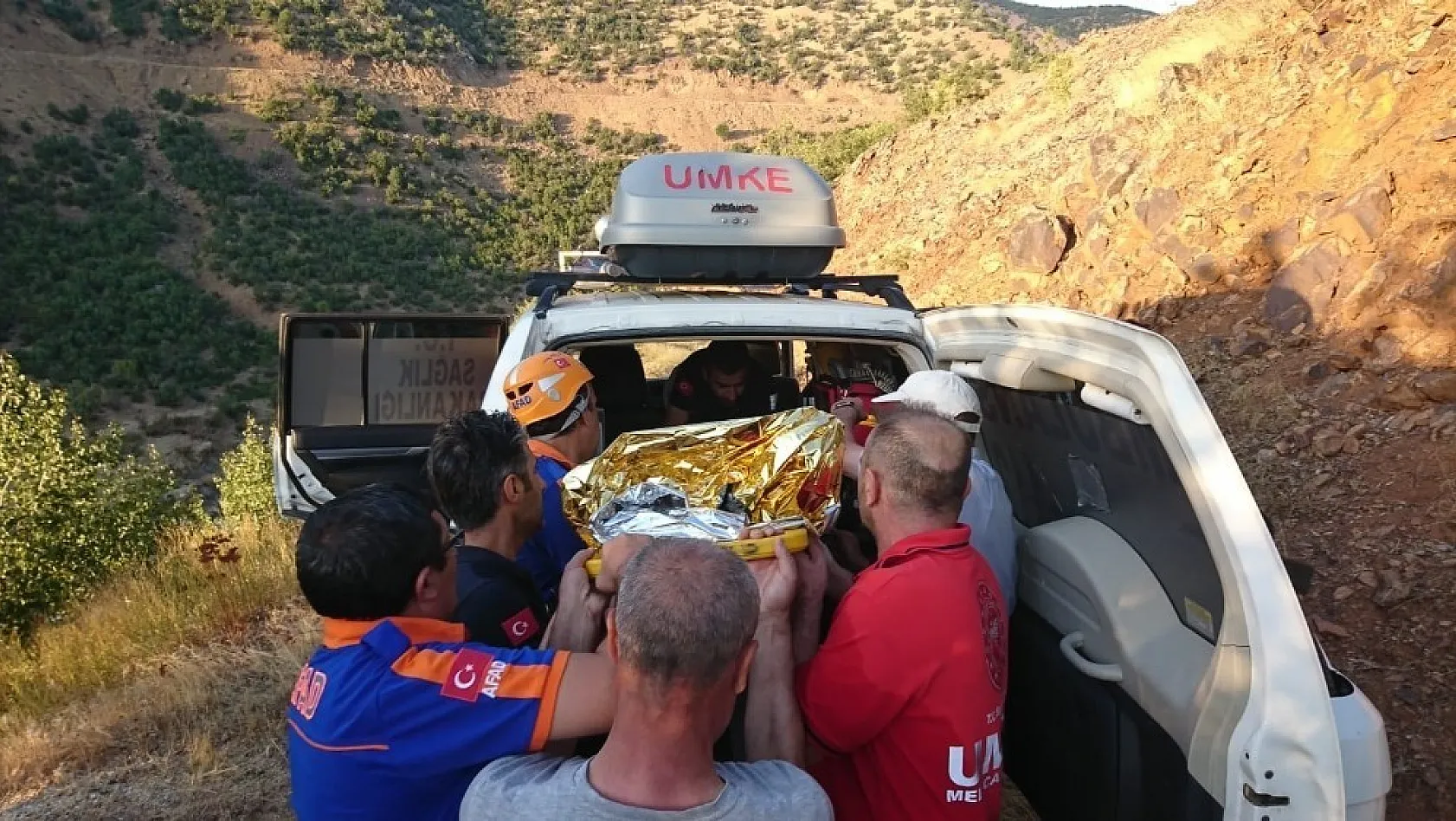 Bingöl'de ekipler yaralıyı dereden sedyeyle taşıyarak kurtardı 