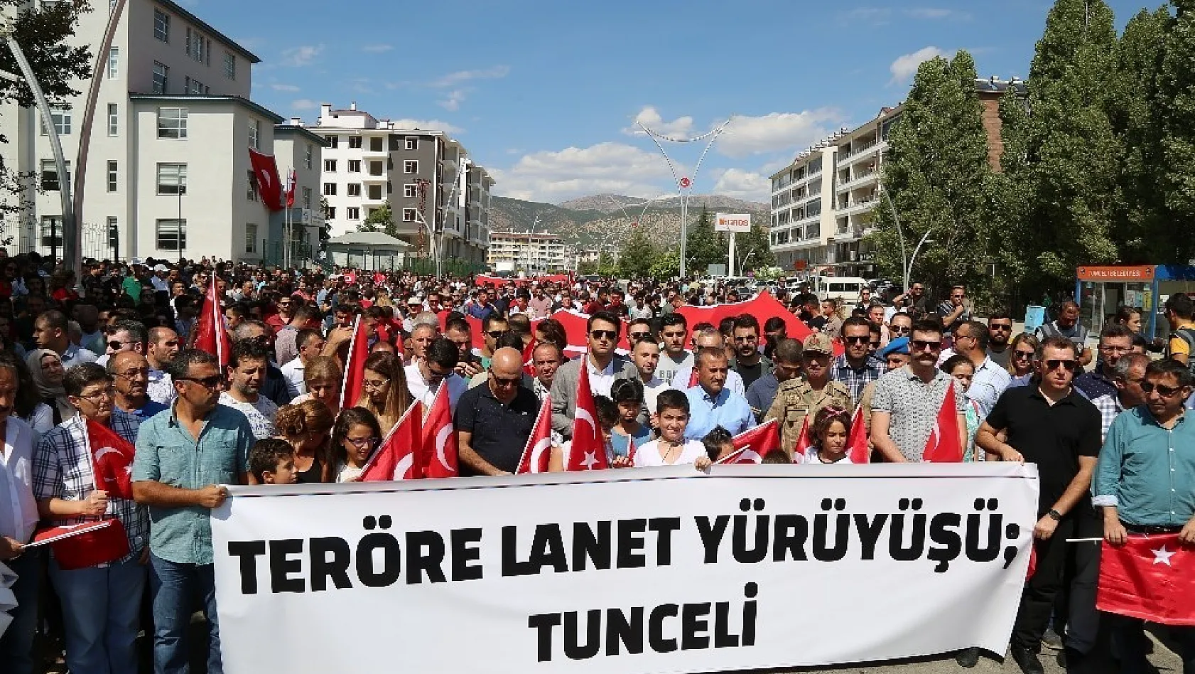 Tunceli'de 'Teröre Lanet Yürüyüşü' 