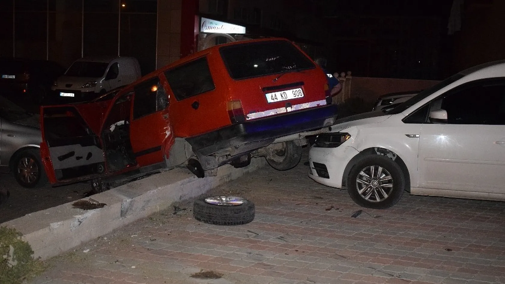 Malatya'da otomobil park halindeki araçların üzerine uçtu: 1 yaralı 