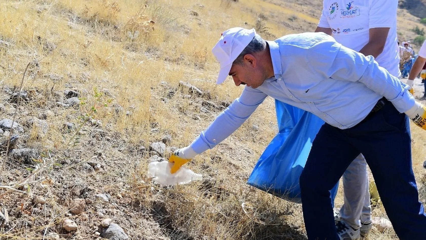 Başkan Mehmet Çınar, gençlerle birlikte temizlik yaptı, çöp topladı 