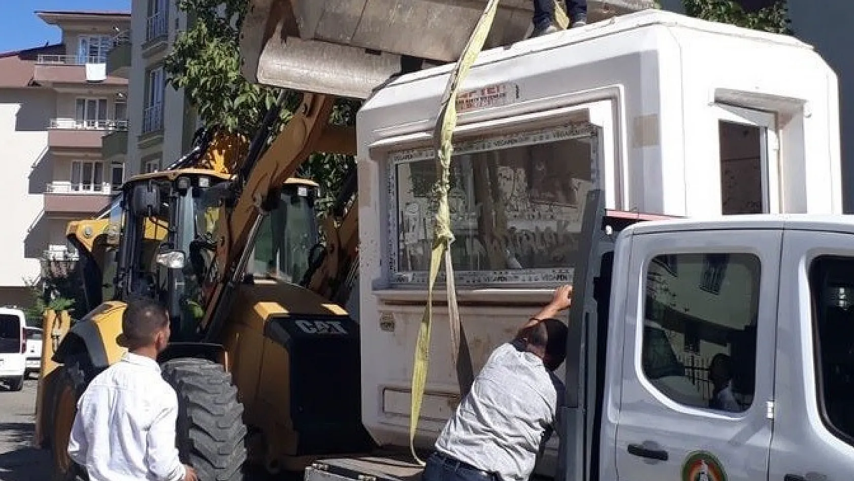 Bingöl'de kaçak büfe kaldırıldı, metruk yapı yıkıldı 