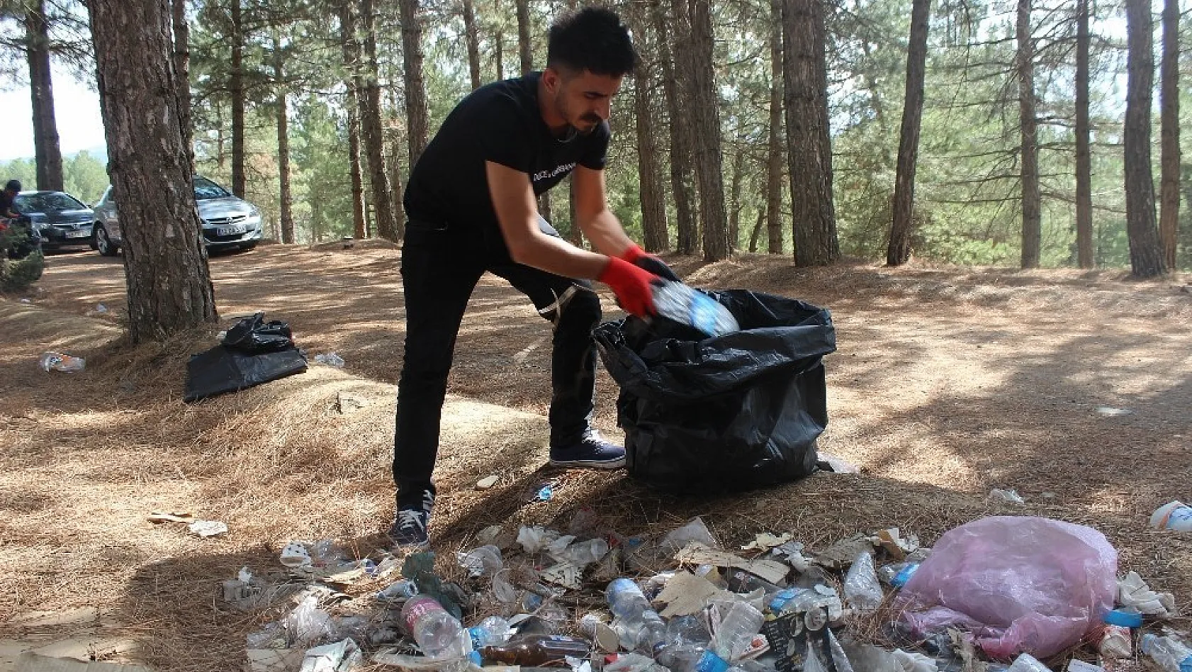 Piknik alanını kirli gördüler, torbalarla çöp topladılar 