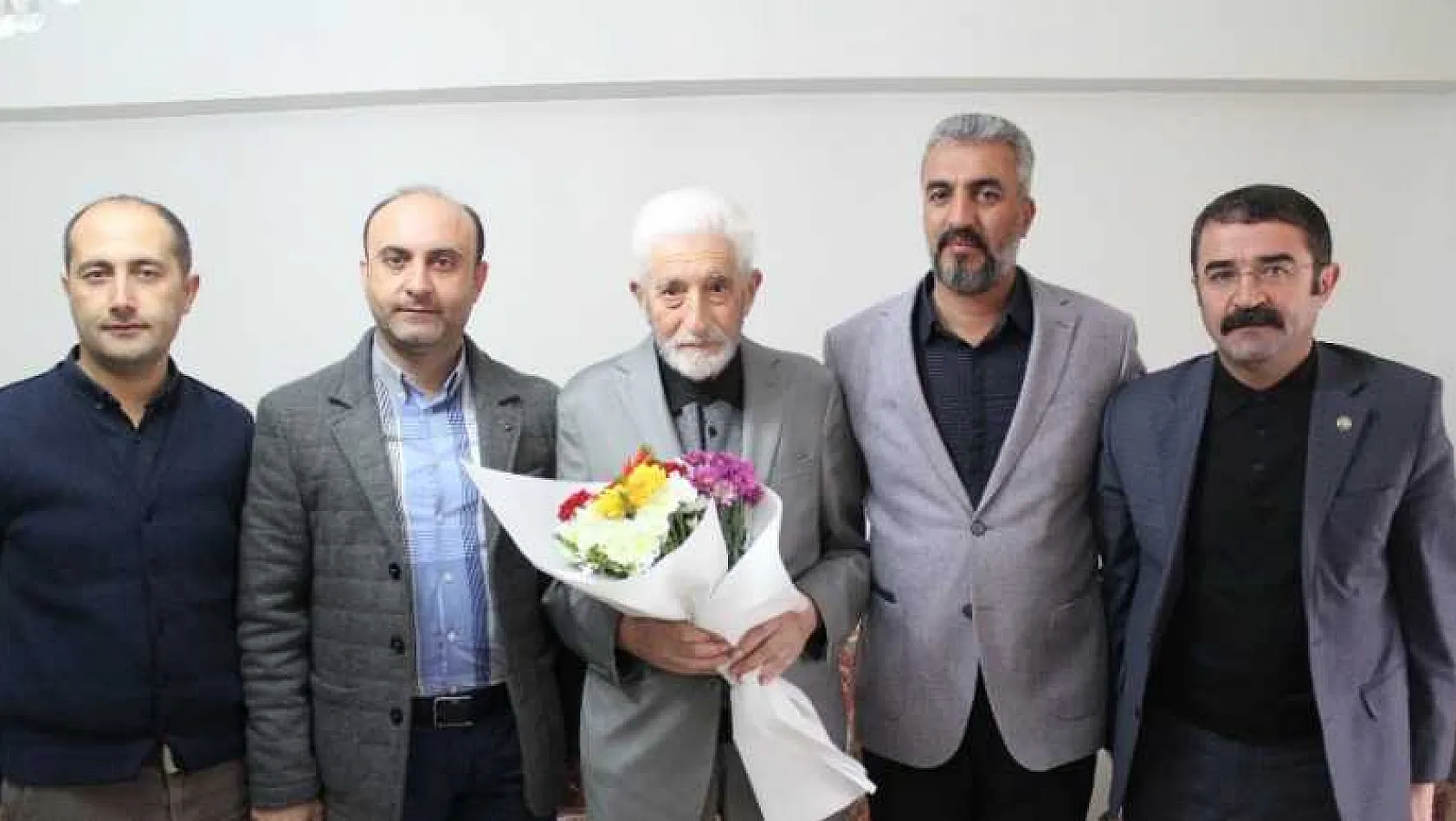 Elazığ'da 86 yaşındaki emekli öğretmen unutulmadı