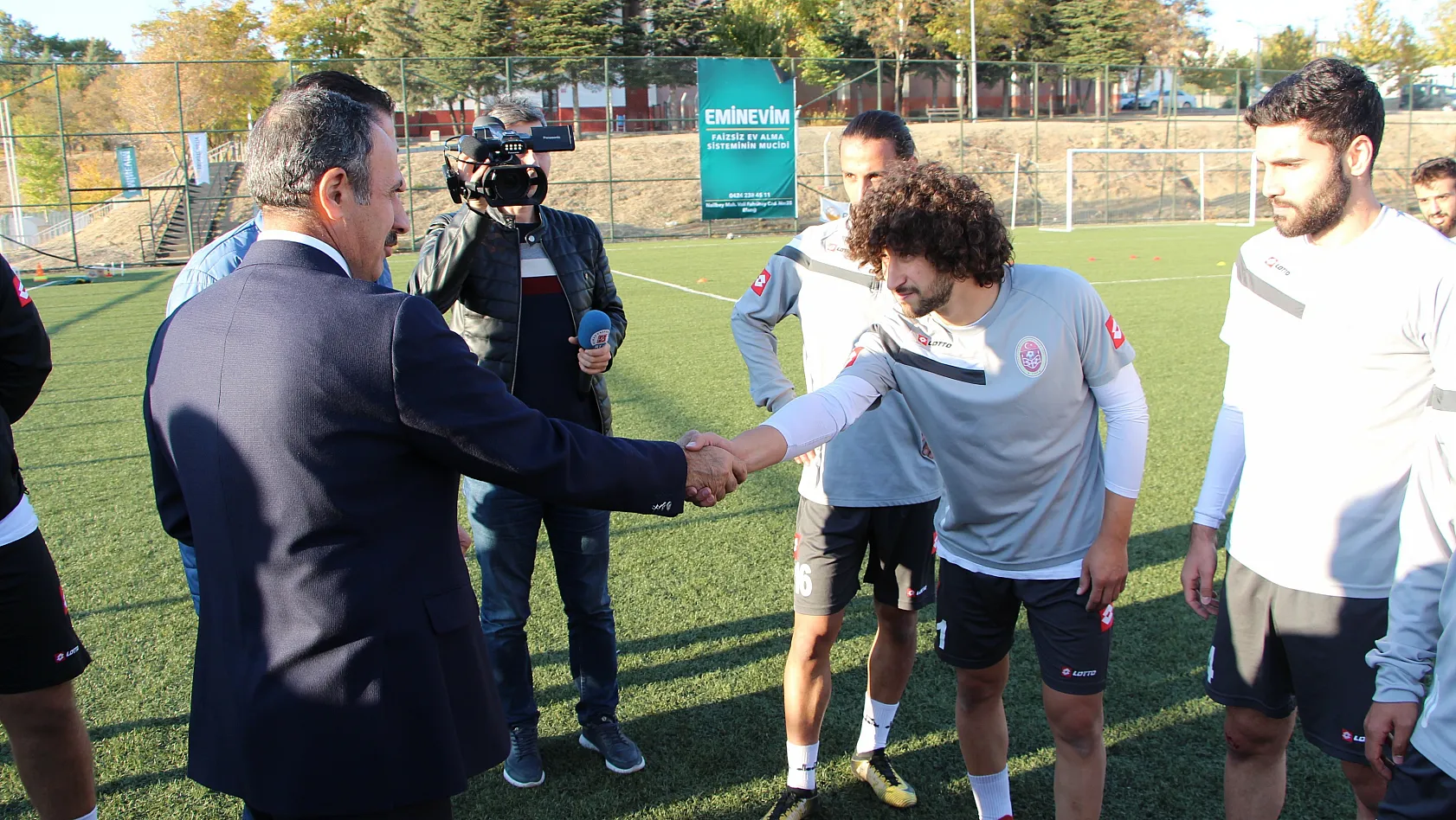Rektör Demirdağ'dan Fırat'lı Futbolculara Ziyaret