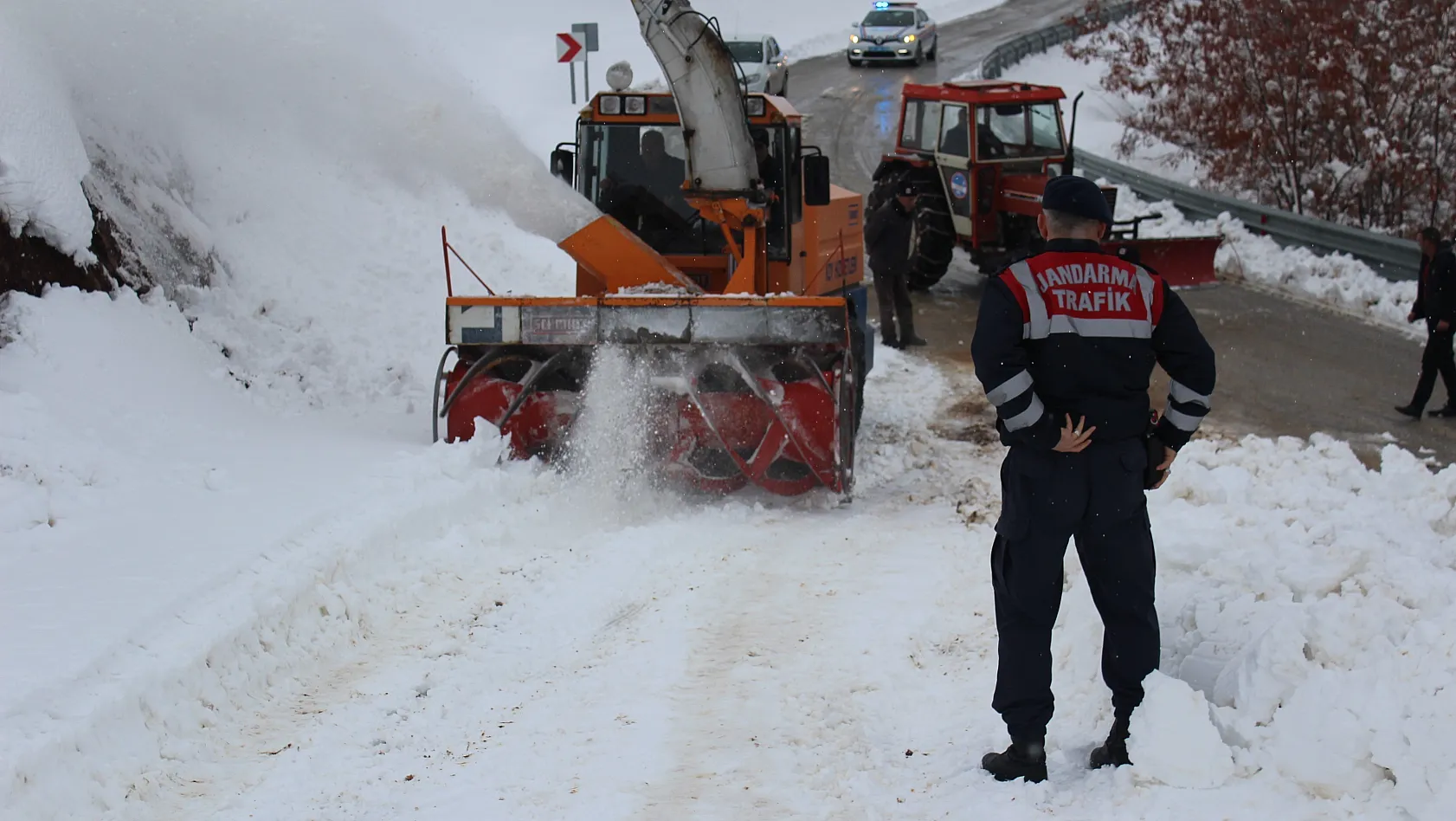 Kar Nedeniyle Sivrice'de Köy Yolları Kapandı