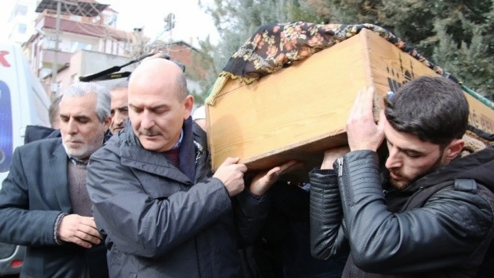 Enkazdan Çıkarılan Yaşlı Kadının Cenaze Namazı Kılındı
