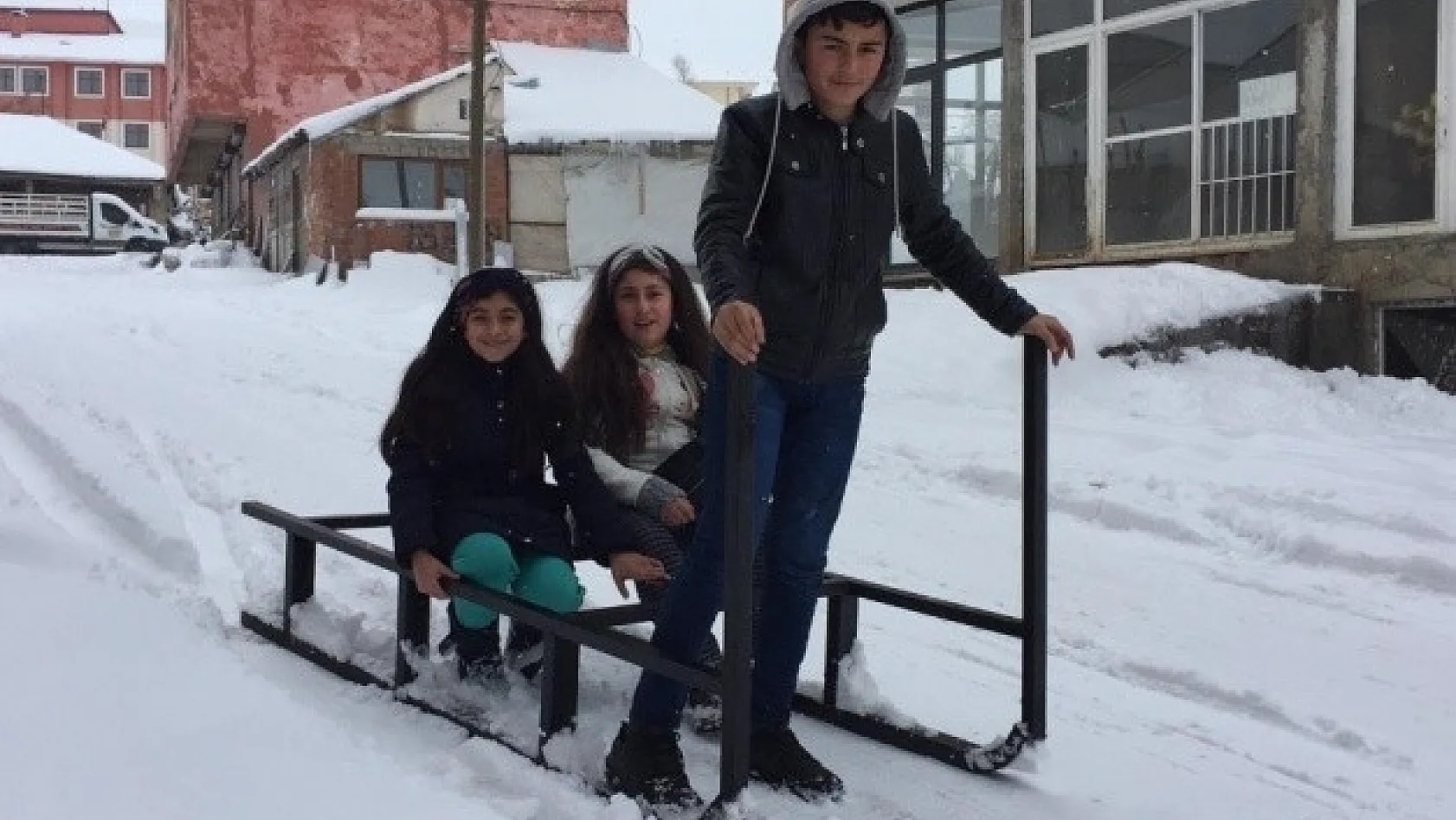 Karlıova'da Çocuklar, Karda Kızakla Eğlendi