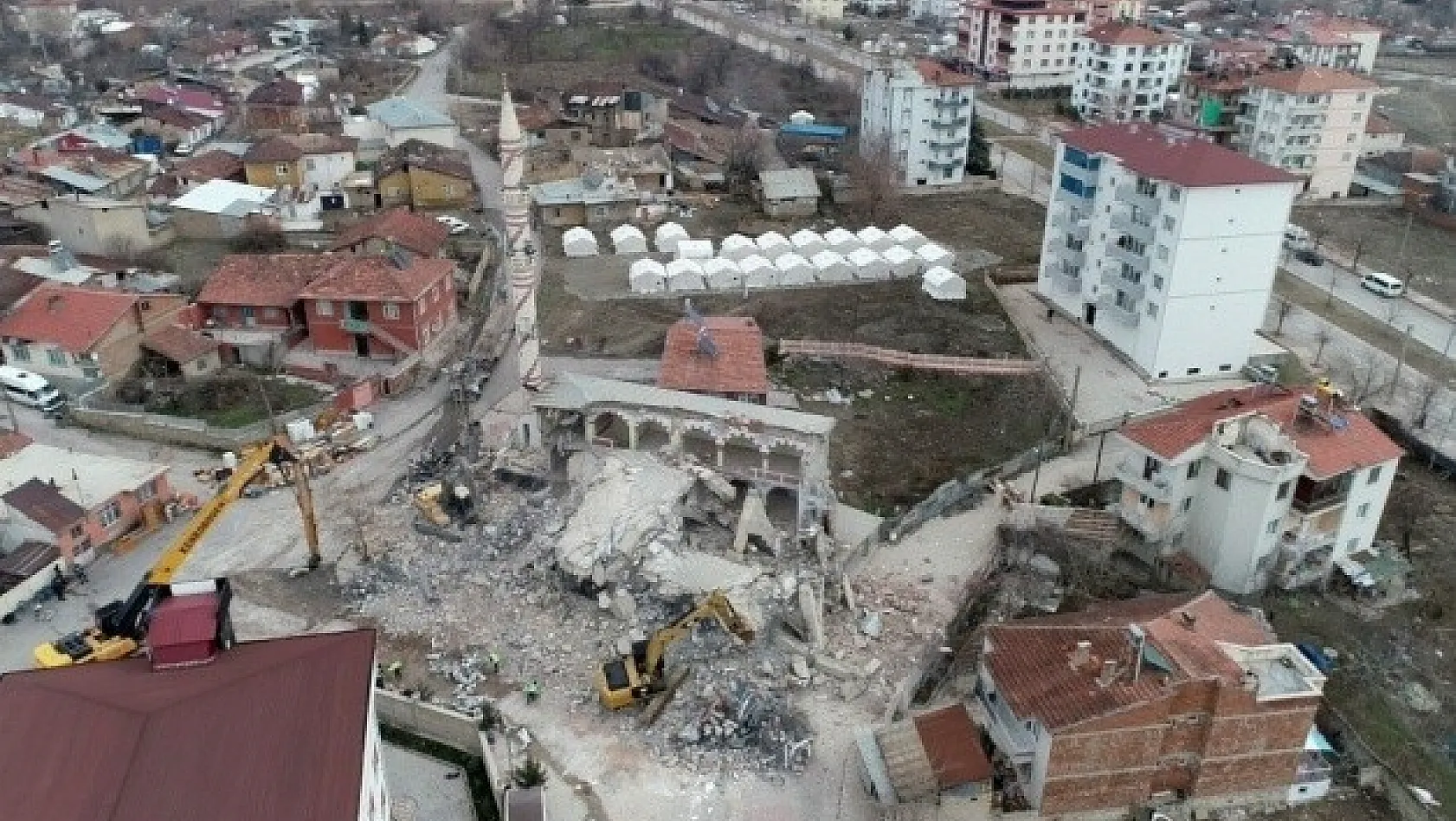 Depremde Ağır Hasar Alan Cami Böyle Çöktü