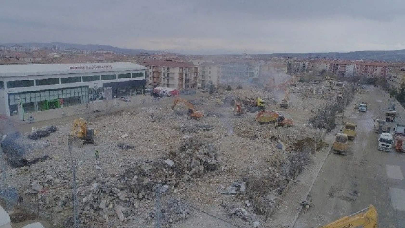 Elazığ'da 4 Bin 600 Bina Yıkılıyor