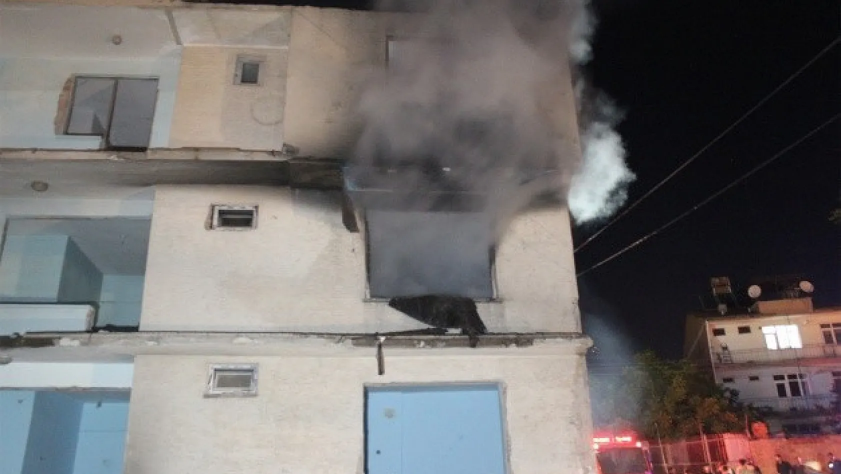 Elazığ'da Depremde Hasar Gören Binada Yangın Çıktı!