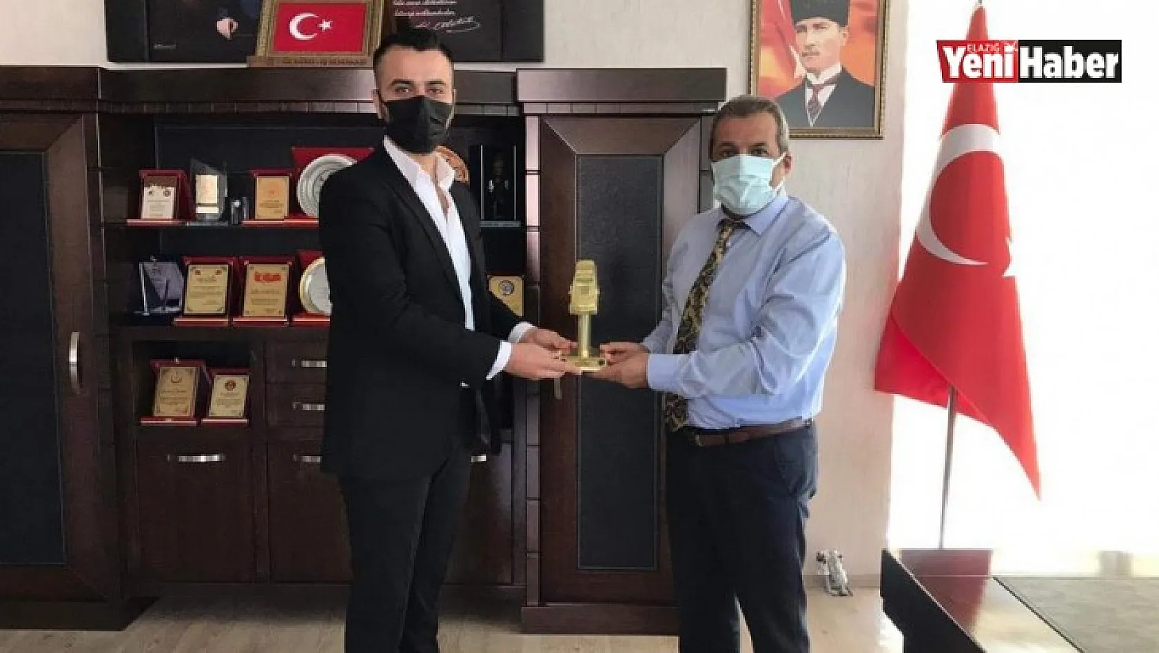 Altın Ambulans Sağlık Ödülü Elazığ'da Görevli Mehmet Özmen'e Verildi