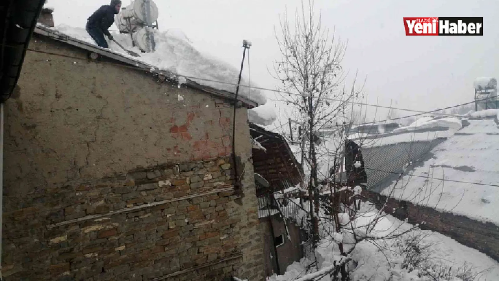 Arıcak'ta vatandaşlar, çatılarda biriken kar birikintilerini temizledi