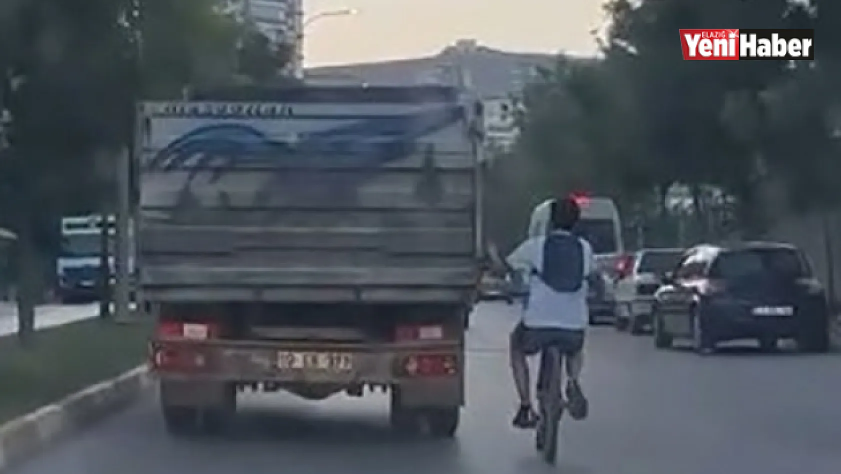 Bisikletli çocuğun trafikteki tehlikeli yolculuğu kameralara yansıdı