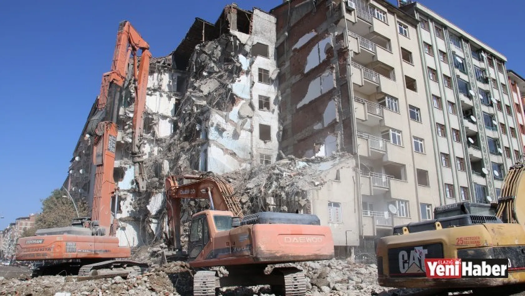 Deprem Bölgesi Elazığ'da Binalar Böyle Yıkıldı!