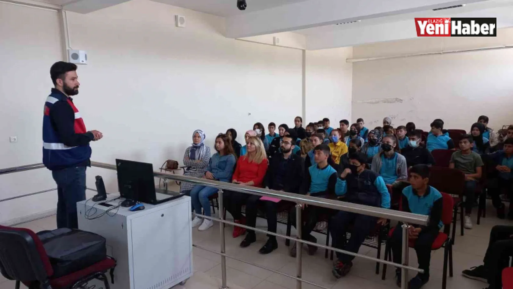 Elazığ 'da 11 okuldan 670 öğrenci ve 39 öğretmene siber farkındalık eğitimi verildi