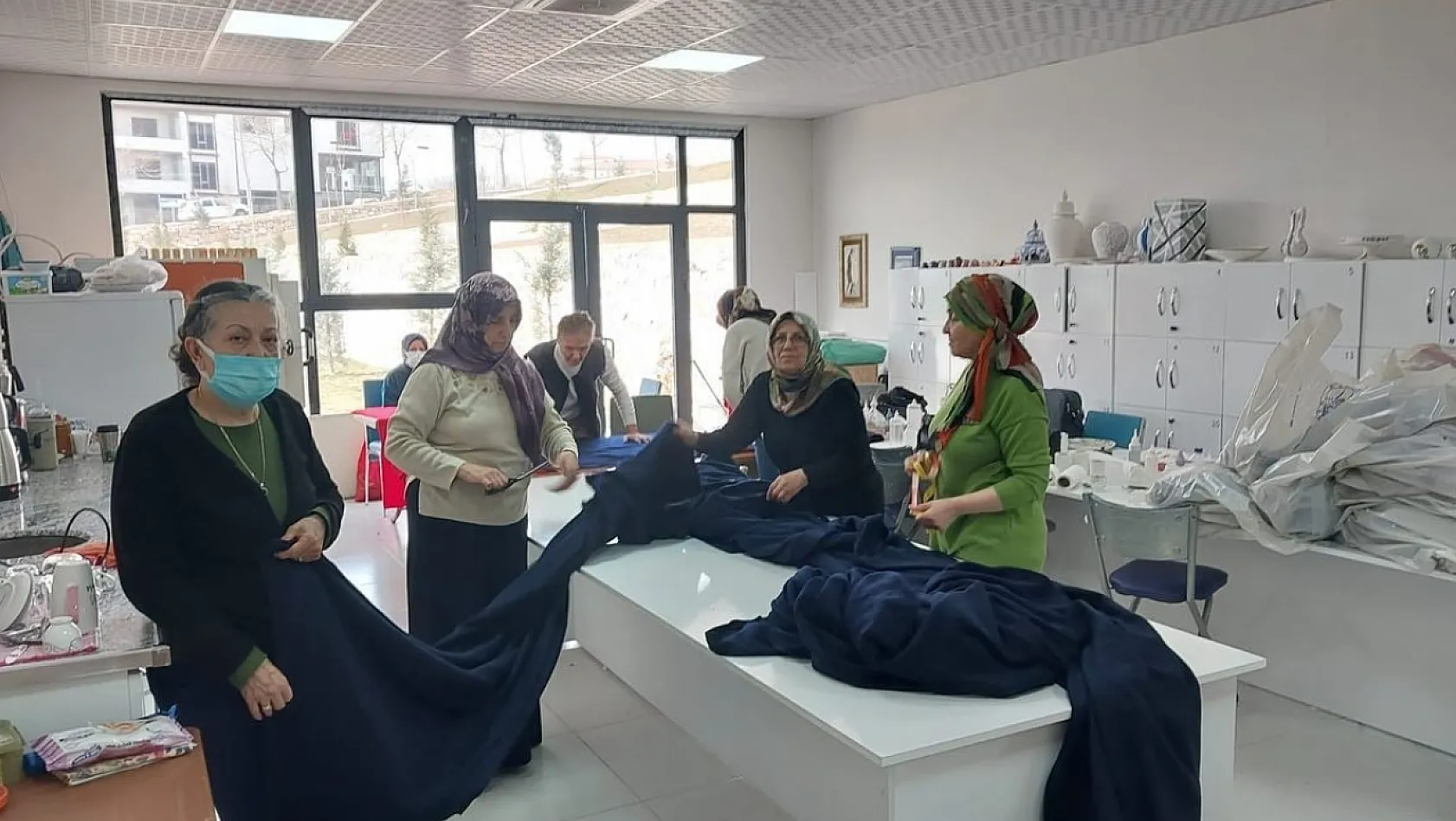 Elazığ'da eğitmen ve öğrencilerden depremzedelere anlamlı destek