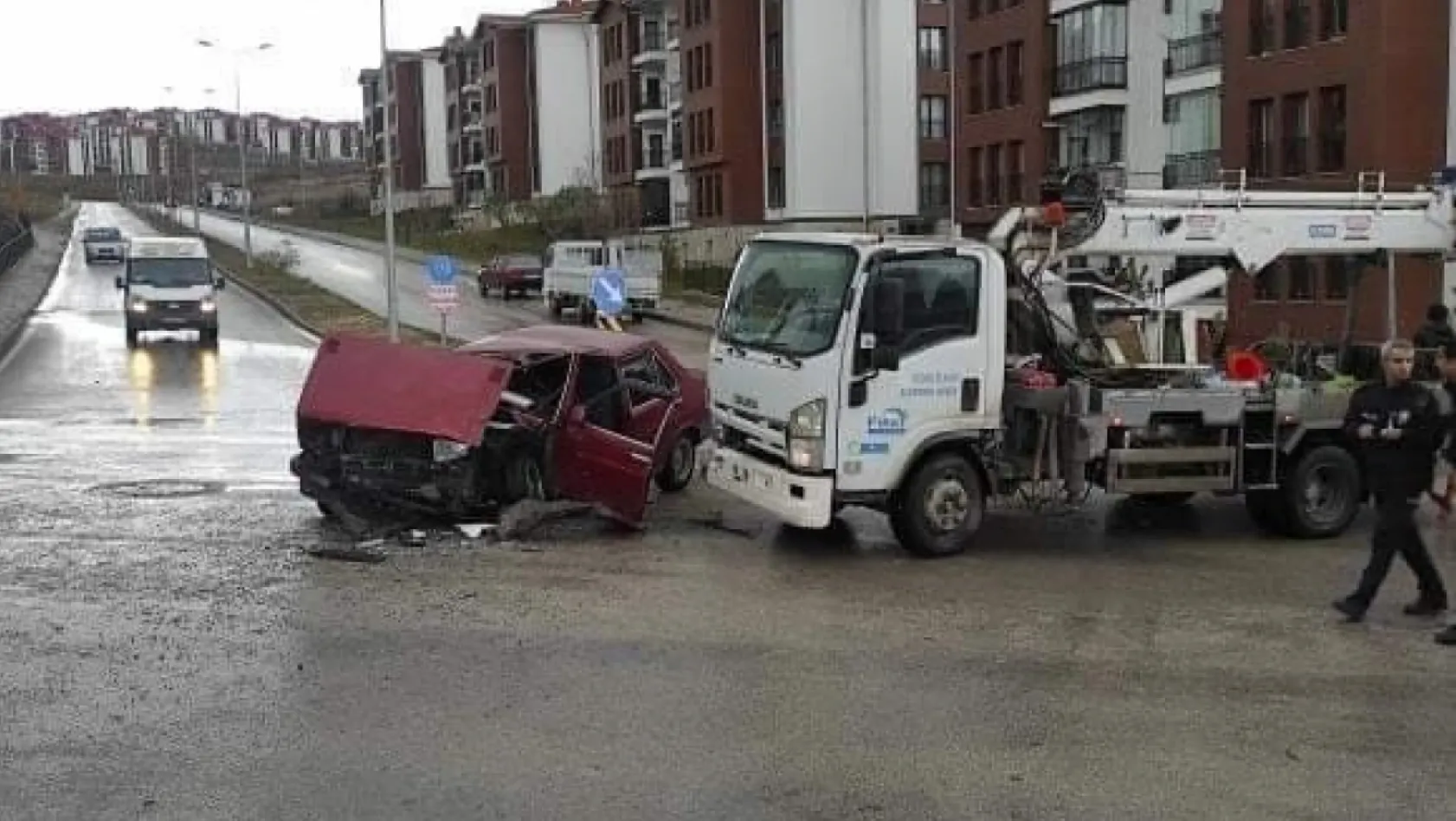 Elazığ'da elektrik arıza aracı ile otomobil çarpıştı: 4 yaralı