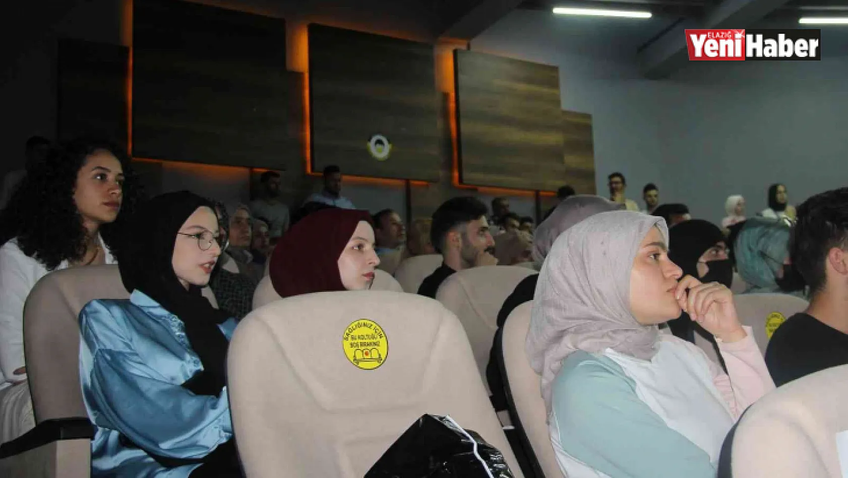 Elazığ'da mezun olan yabancı uyruklu 100 öğrenci şiir gecesinde buluştu