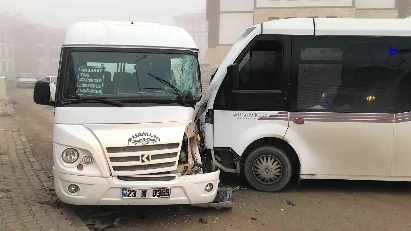 Elazığ'da Minibüsler Çarpıştı