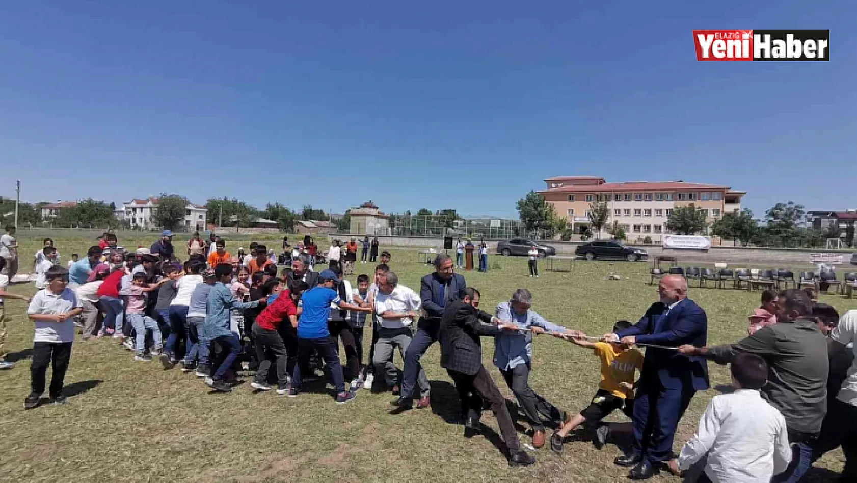 Elazığ'da müftü ve belediye başkanı öğrencilerle birlikte halat çekme yarışı yaptı