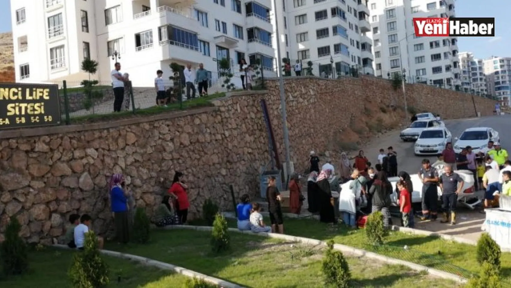 Elazığ'da Otomobil İstinat Duvarından Uçtu:2 Yaralı!