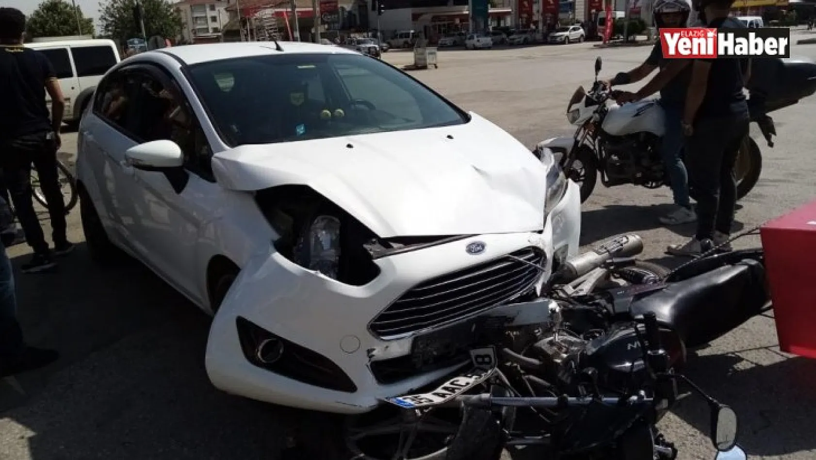 Elazığ'da Otomobilin Çarptığı Motosiklet Sürücüsü Ağır Yaralandı