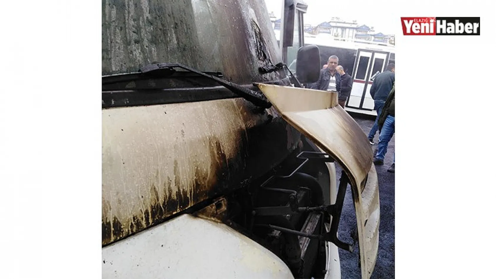 Elazığ'da Park Halindeki Minibüs Yandı!