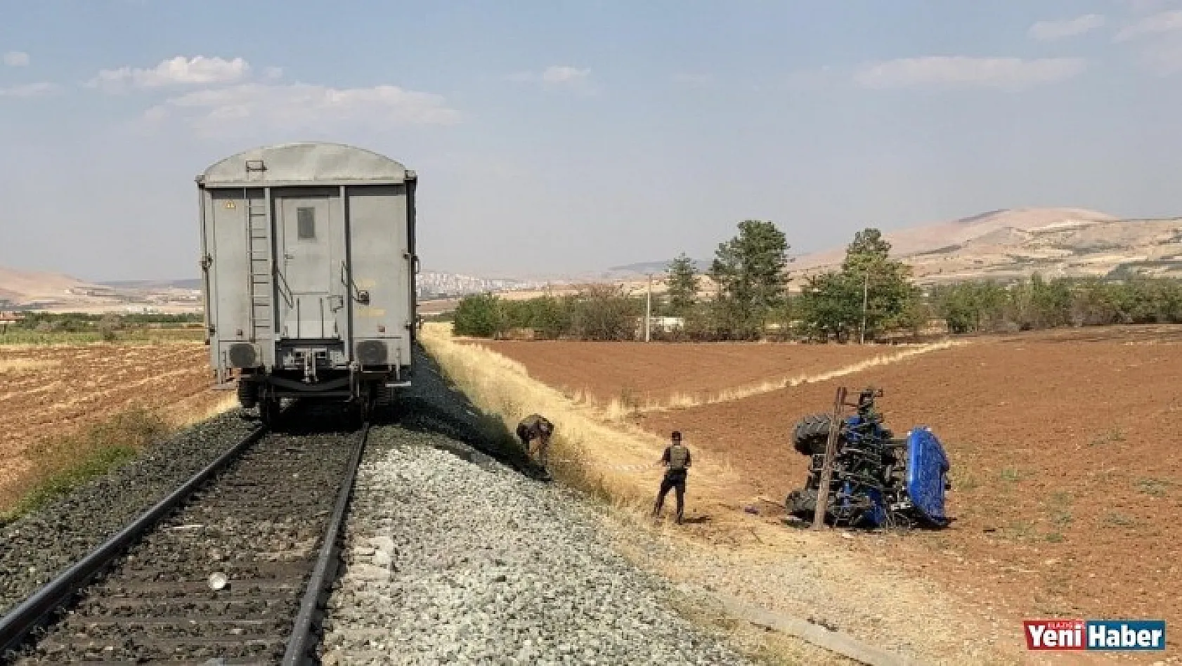 Elazığ'da tren kazası, traktör ikiye bölündü