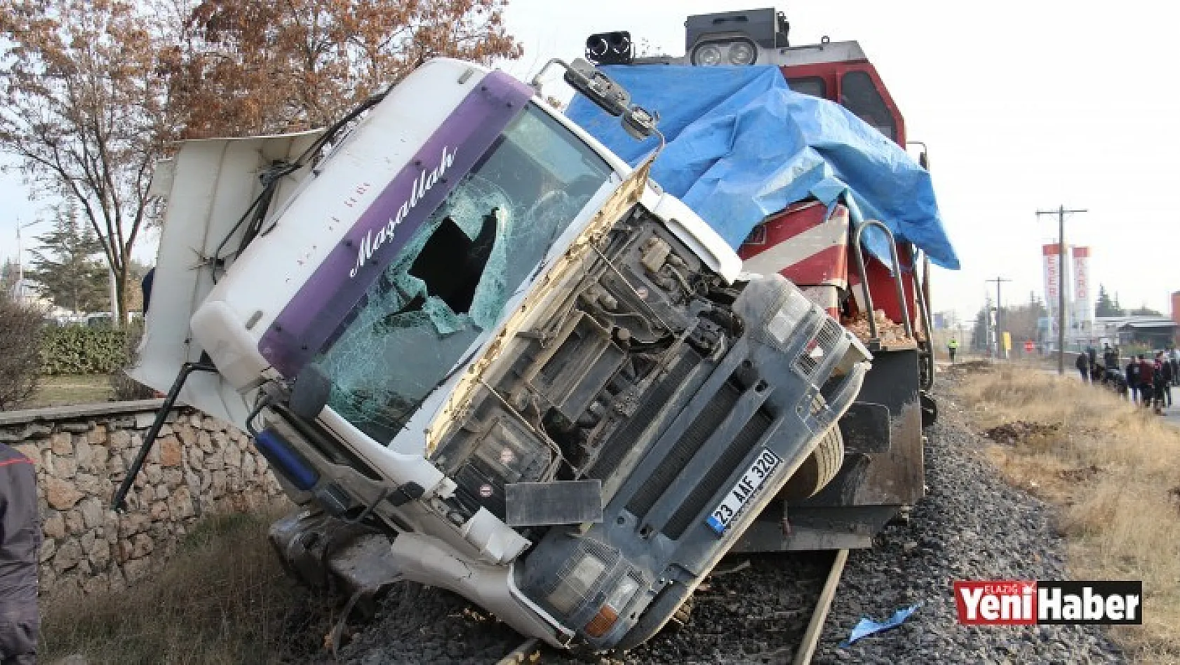 Elazığ'da Trenin Tıra Çarptığı Kaza Kamerada!