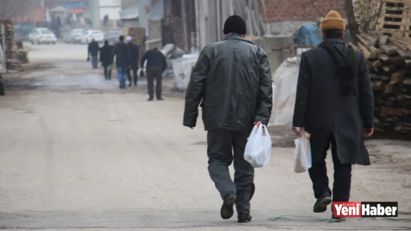Elazığ'da Vatandaşlar Cuma Namazı İçin Dışarı Çıktı!