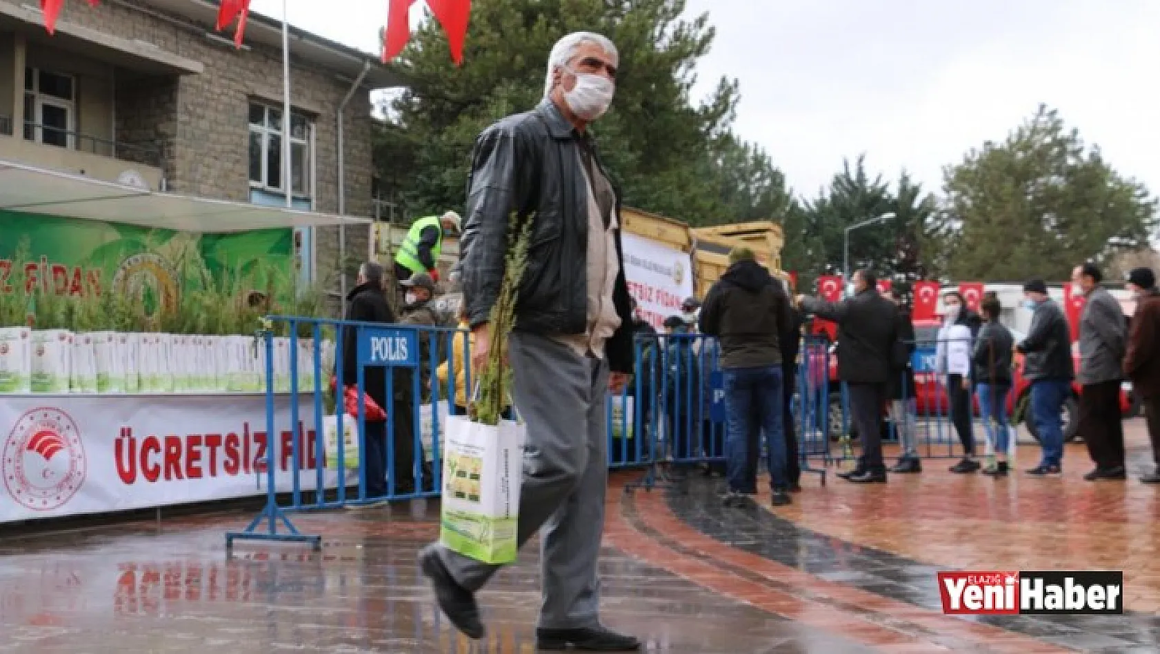 Elazığ'da Vatandaşlara Ücretsiz Fidan Dağıtıldı