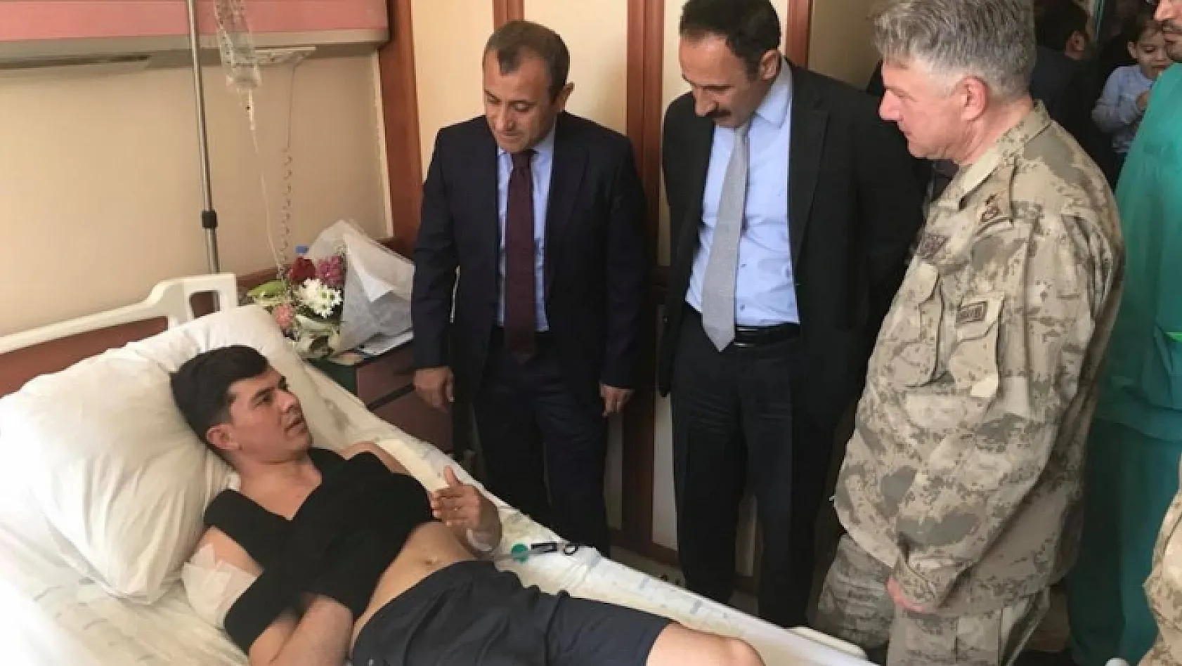 Tunceli Valisi Sonel, Yaralı Askeri Ziyaret Etti