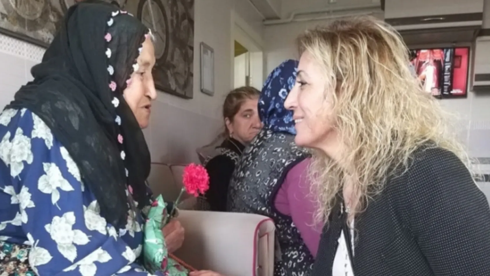 CHP'li Kadınlar Huzurevini Ziyaret Etti