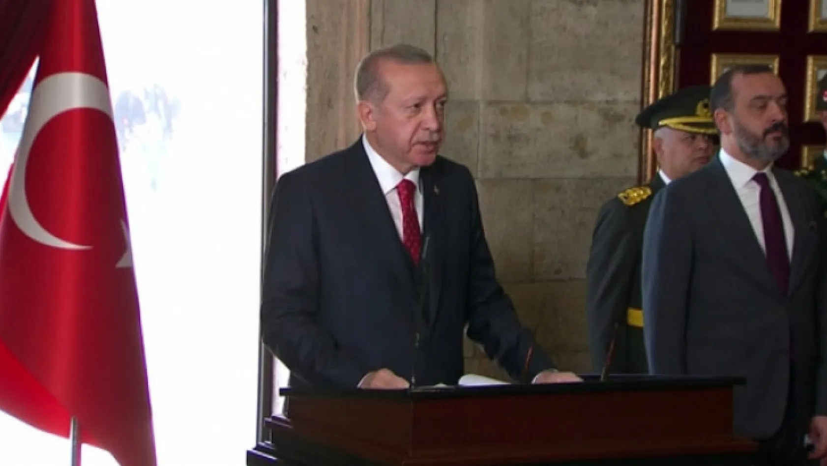 Erdoğan, Anıtkabir defterini imzaladı
