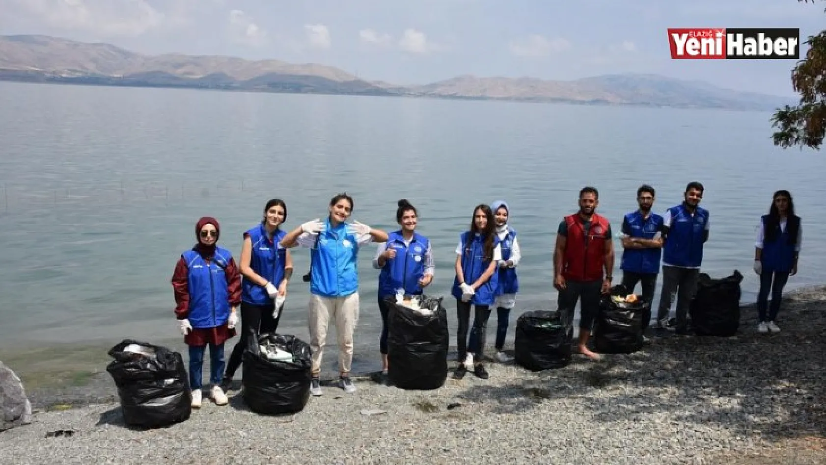 Gönüllü Gençler Hazar Gölü Çevresini Temizledi