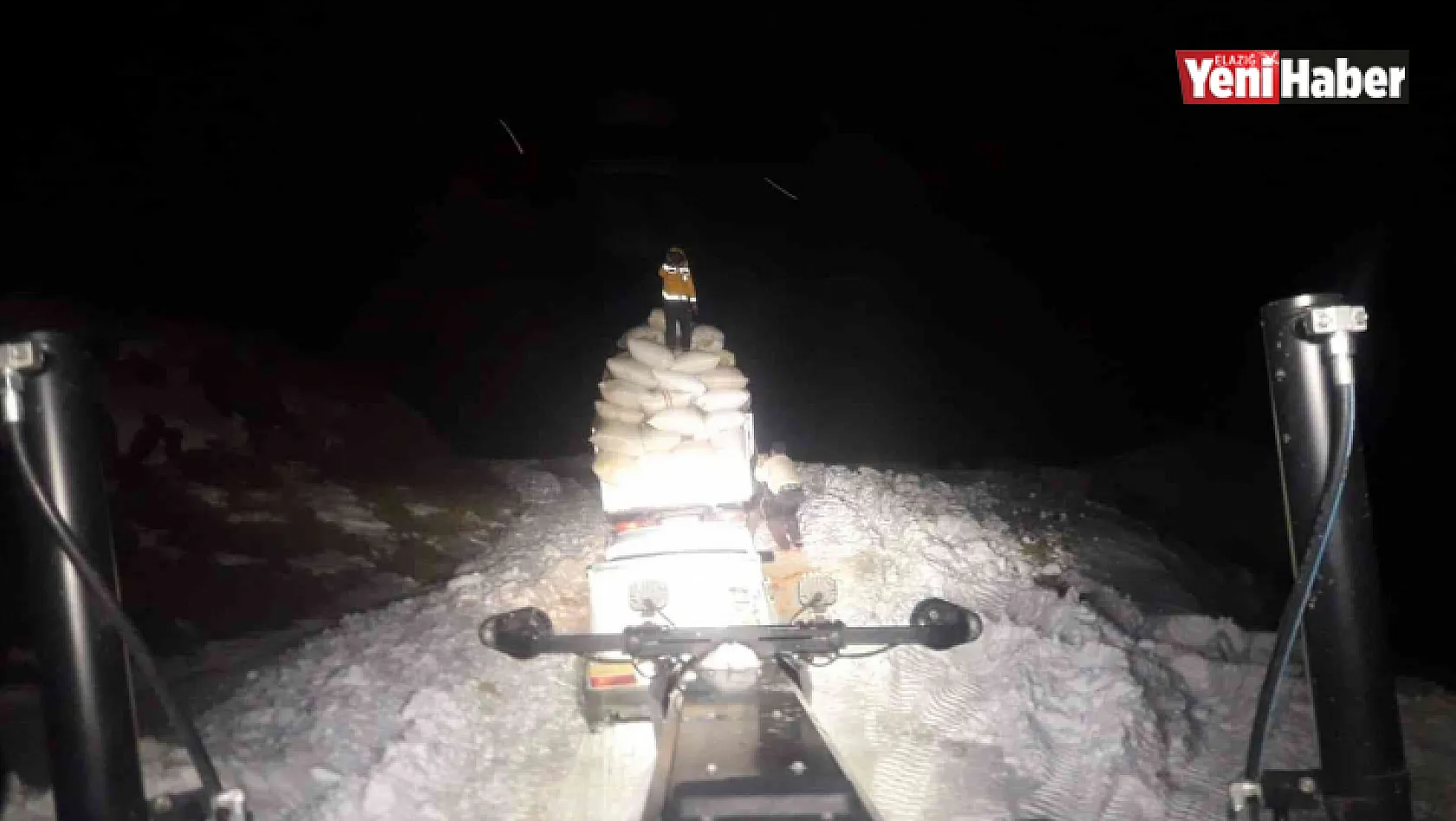Kar nedeniyle yolda mahsur kalan saman yüklü kamyonet, ekipler tarafından kurtarıldı