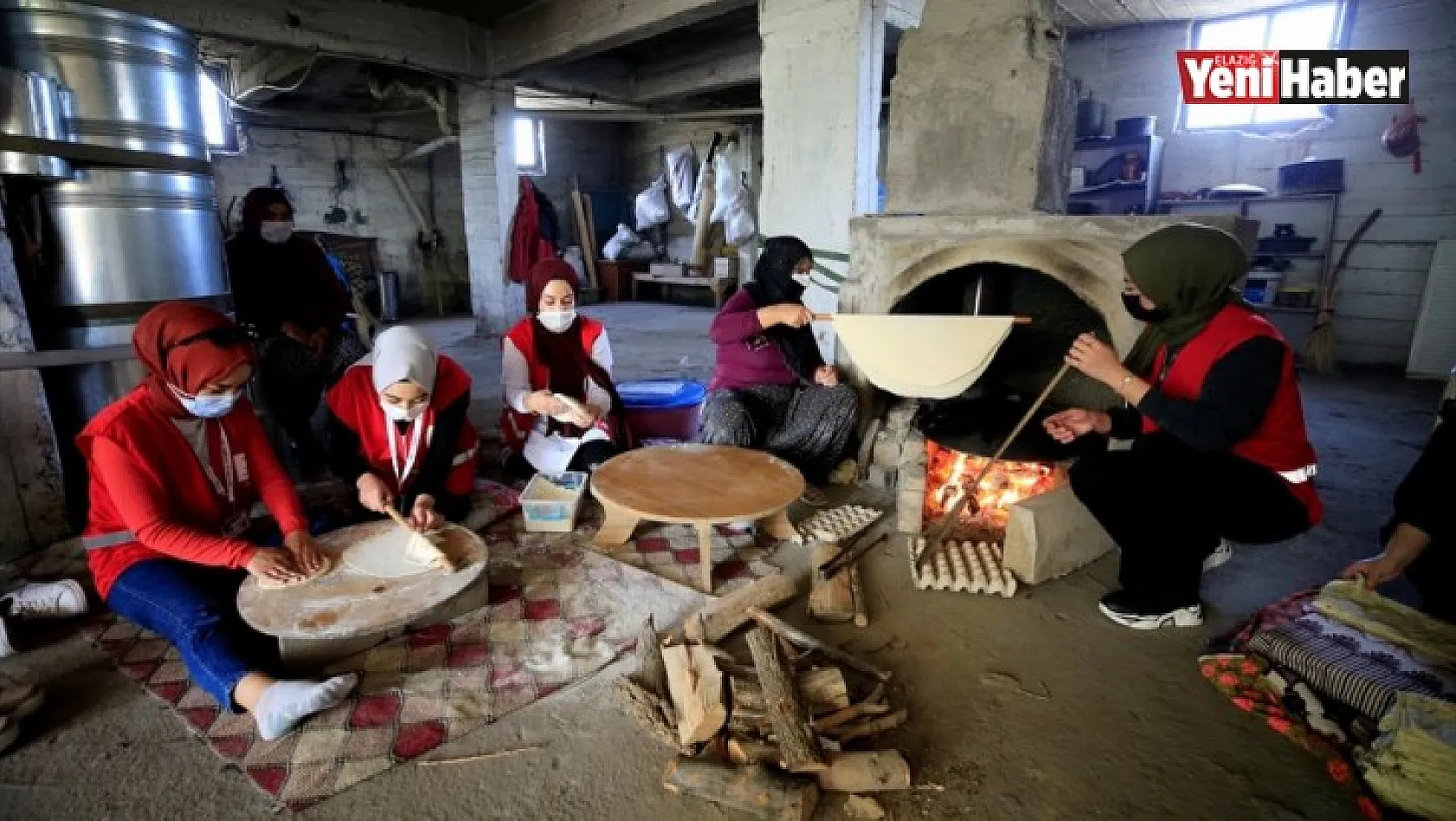 Kızılay Gönüllüsü Kadınlar İhtiyaç Sahipleri İçin Sac Ekmeği Pişiriyor