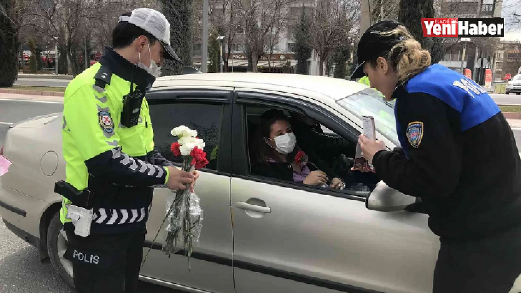 Trafik uygulaması bu kez farklı oldu, polisler kadınları karanfillerle karşıladı