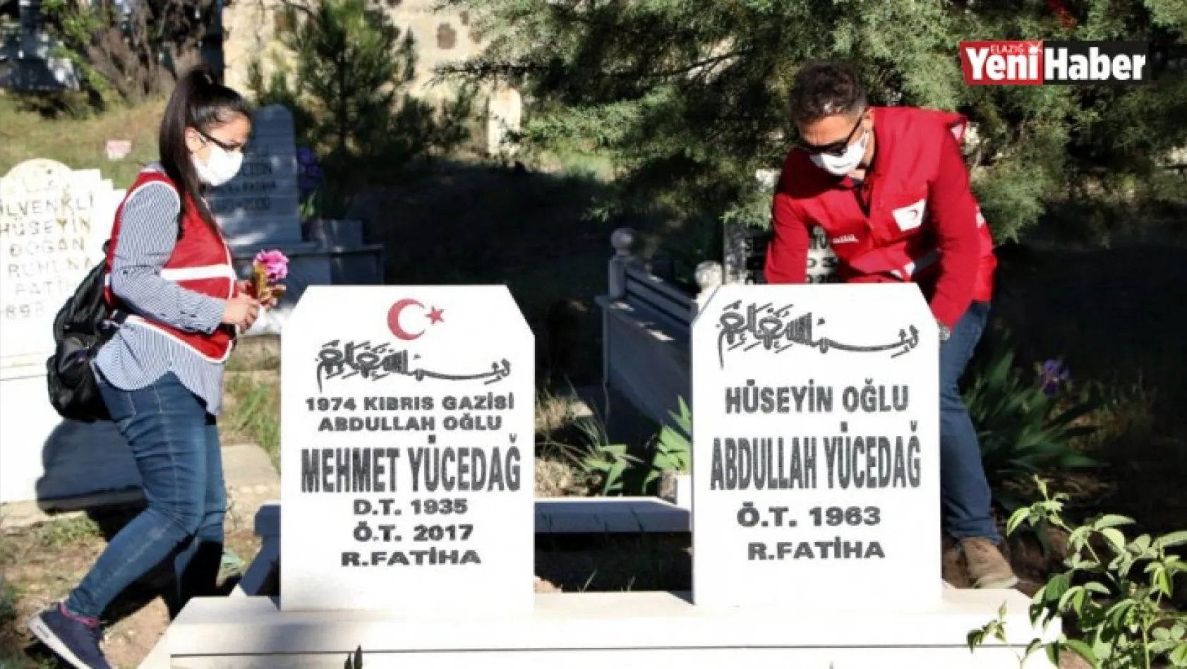 Türk Kızılay'ın 250 Gönüllüsünden Mezarlıklarda Vefa Hizmeti