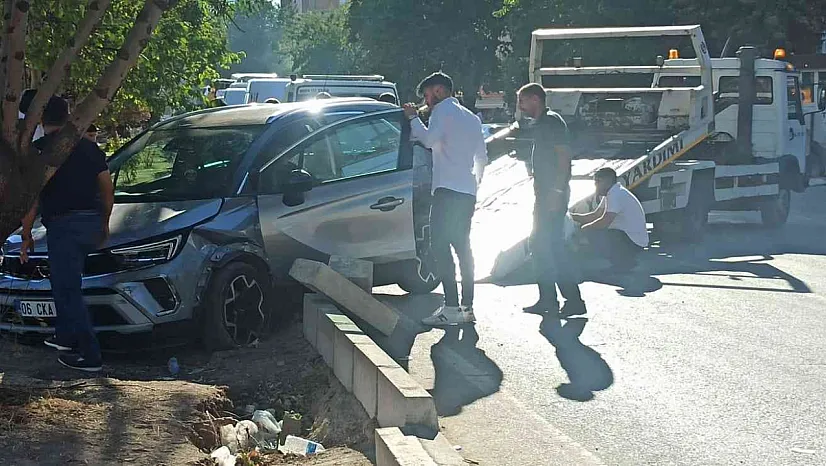 Otomobil Ağaca Çarptı
