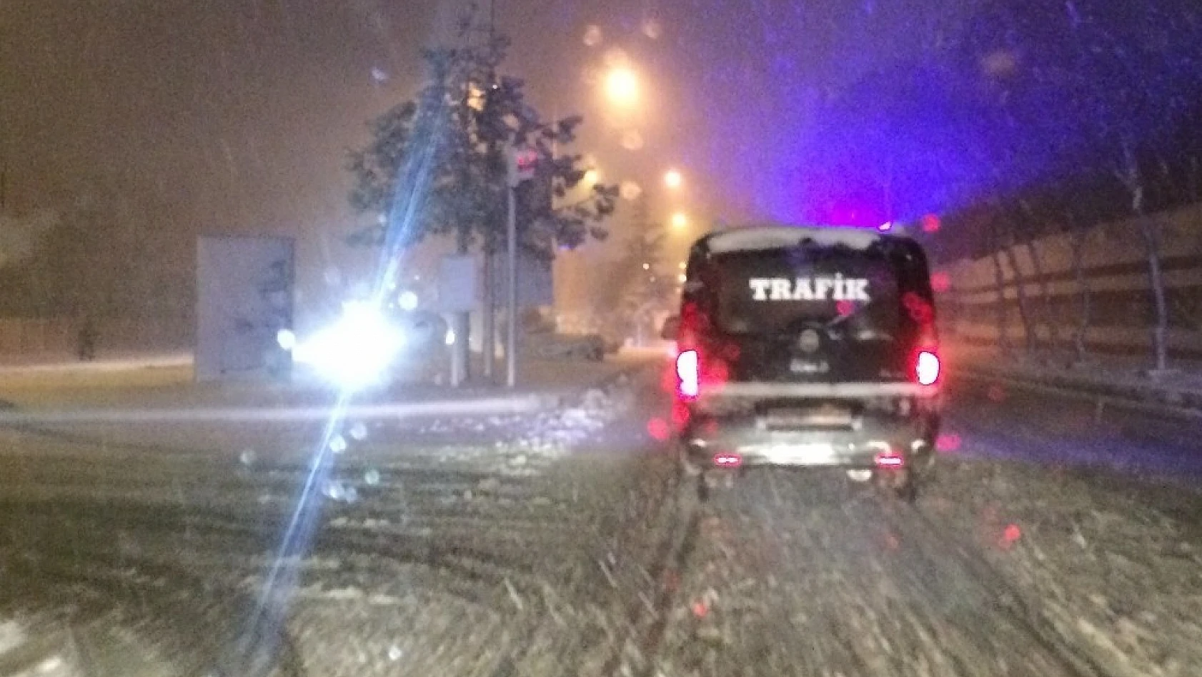 Bingöl- Elazığ yolu kar ve tipi nedeniyle ulaşıma kapatıldı 