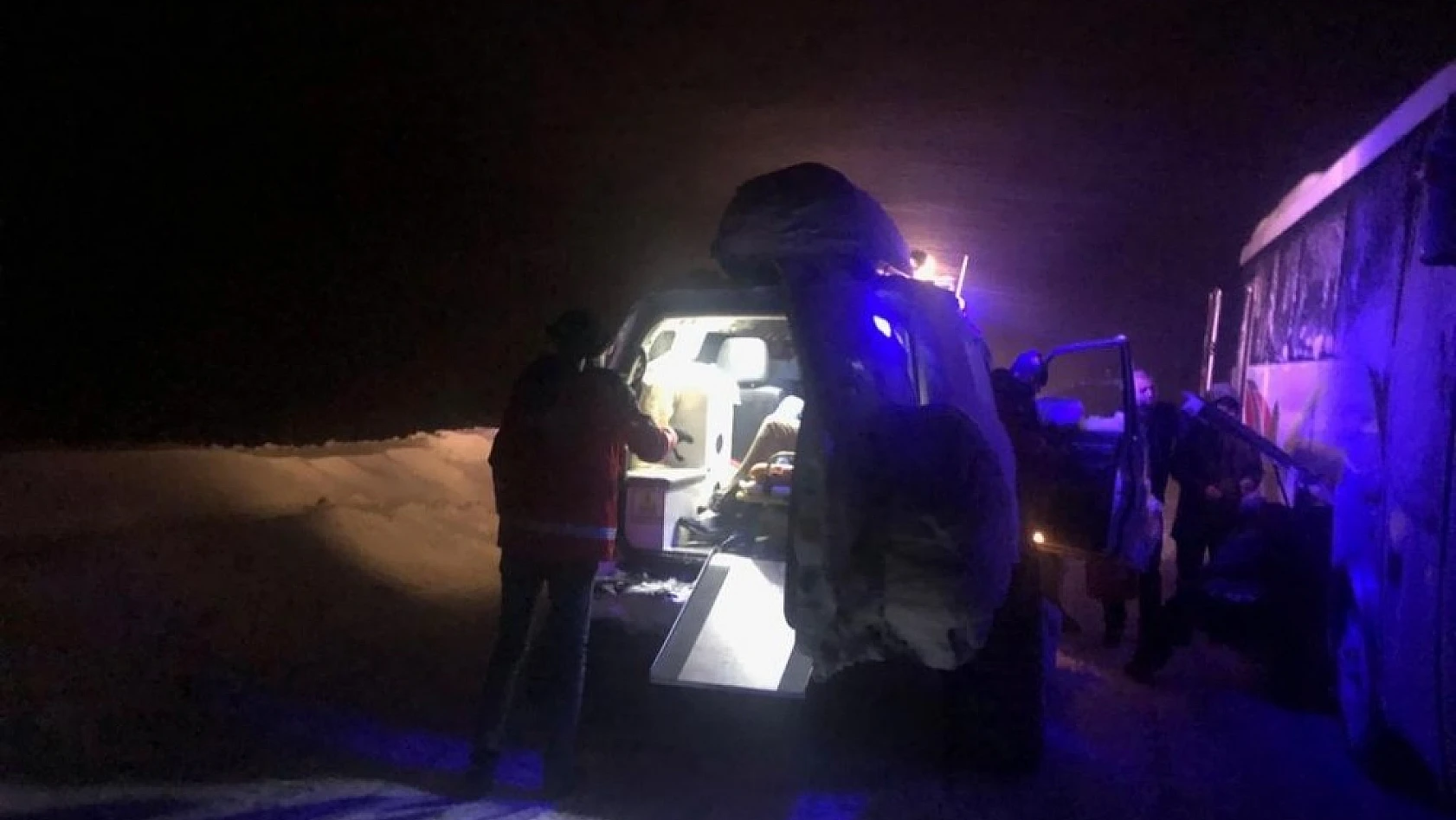 Kar ve tipi de Midibüste mahsur kalan  25 yolcu kurtarıldı 