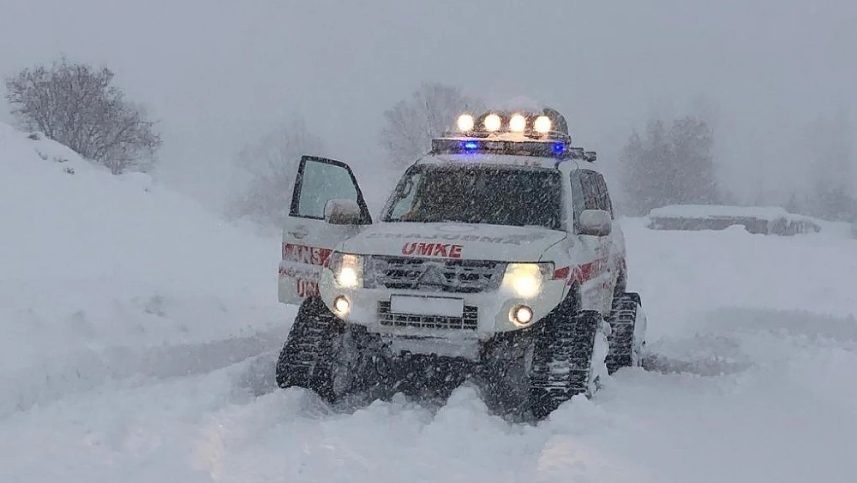 Kar yolları kapattı, hastaya 2 saatlik çalışmayla ulaşıldı 