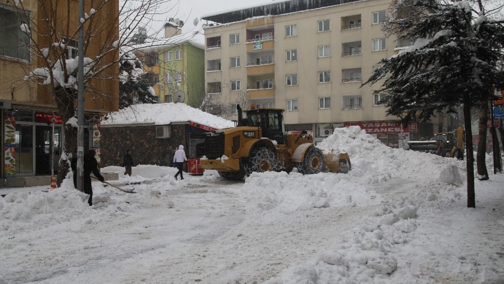 Bingöl'de 650 kamyon kar şehir dışına taşındı 