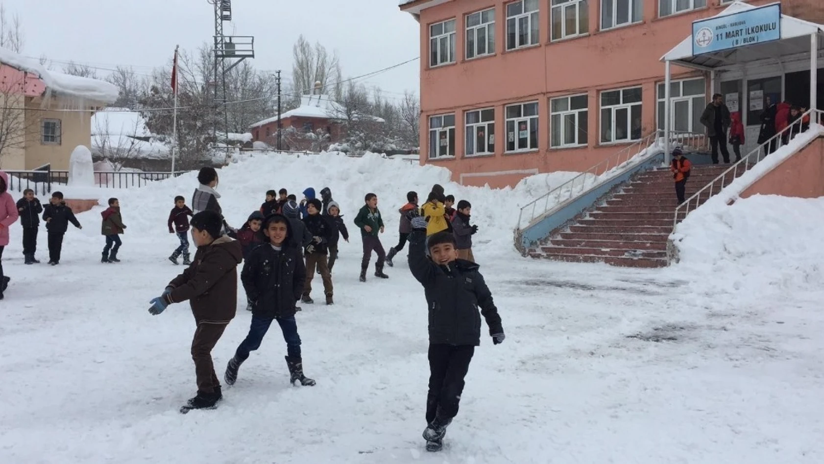 Karlıova'da öğrenciler 16 gün sonra ders başı yaptı 