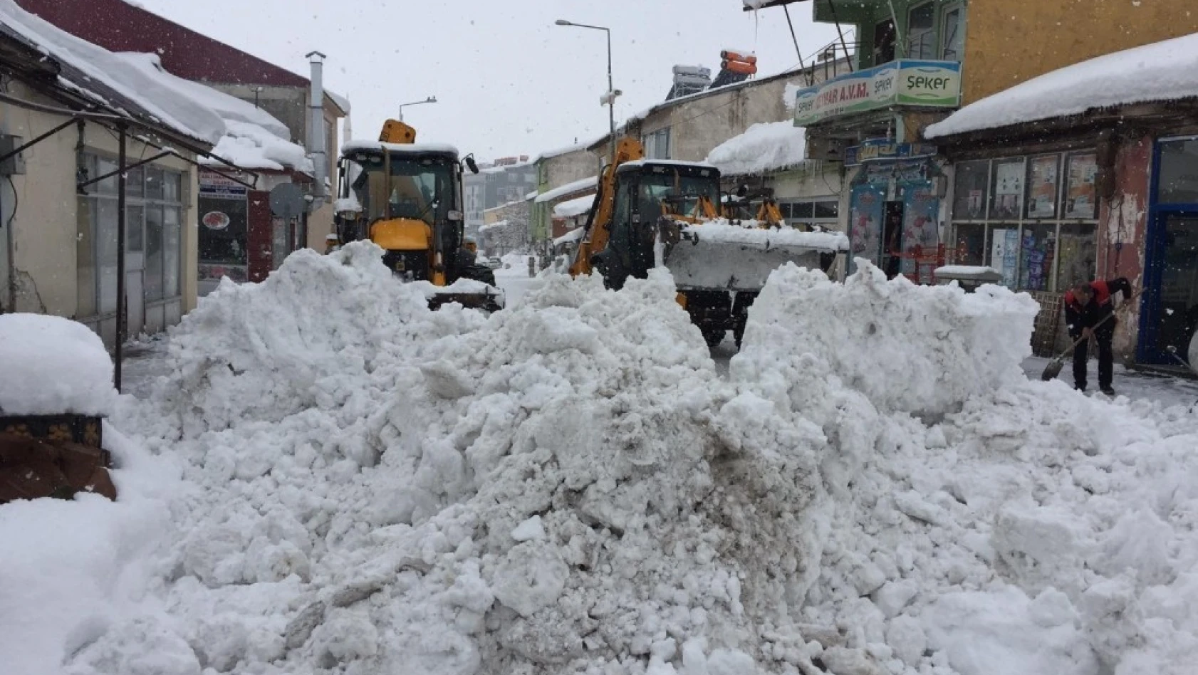 Bingöl'de karla kapanan 229 köy yolu ulaşıma açıldı 