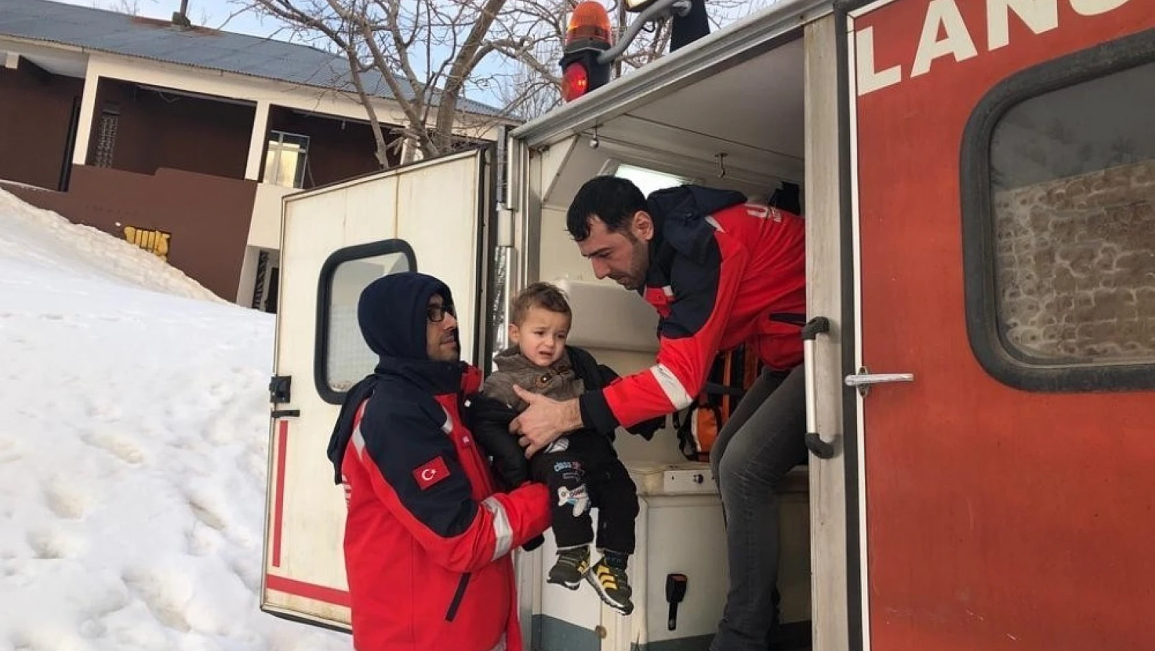 2 yaşındaki çocuğun imdadına paletli ambulans yetişti 